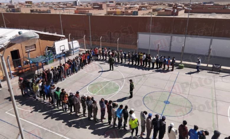 Internos del penal de Uyuni forman largas filas para Votar