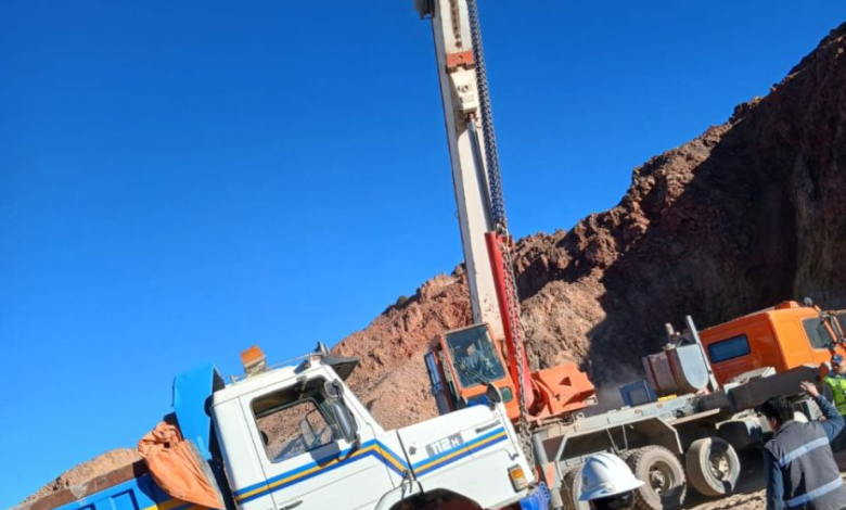 Rescatan volqueta que se deslizaba en hundimiento del Cerro