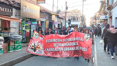 Maestros marchan en Potosí pese al Estado de Excepción