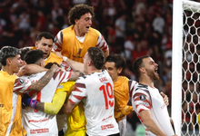Estudiantes de La Plata firmó una hazaña histórica en el estadio Maracaná al clasificar a la final de la Copa Libertadores. El conjunto argentino resistió durante toda la segunda mitad con diez futbolistas y terminó imponiéndose en la definición desde el punto penal frente a Flamengo, vigente campeón del certamen internacional.