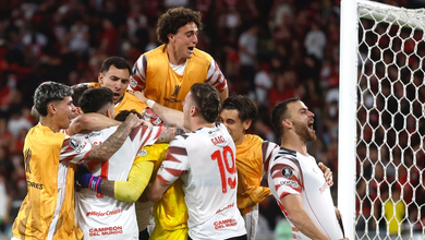 Estudiantes de La Plata firmó una hazaña histórica en el estadio Maracaná al clasificar a la final de la Copa Libertadores. El conjunto argentino resistió durante toda la segunda mitad con diez futbolistas y terminó imponiéndose en la definición desde el punto penal frente a Flamengo, vigente campeón del certamen internacional.