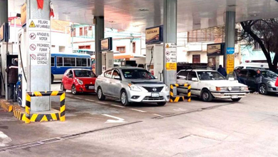 Suspenden carga de gasolina a autos que acumulan combustible