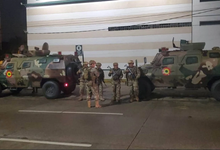 Militares con tanquetas patrullan Santa Cruz tras violento atraco